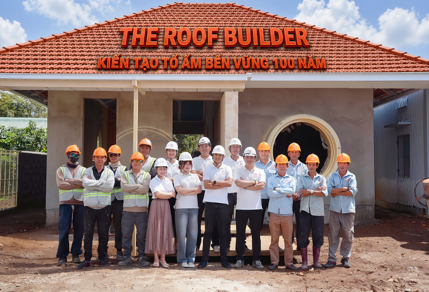 Đội ngũ công ty xây dựng trọn gói The Roof Builder với nhiều năm kinh nghiệm xây dựng tại Lâm Đồng và các khu vực lân cận khác