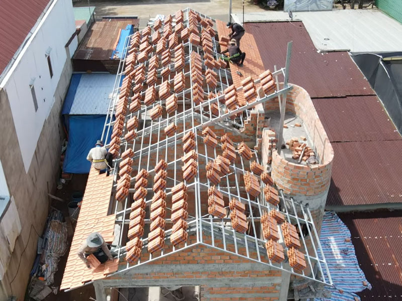 The Roof Builder xây dựng đội ngũ thợ chuyên thi công mái ngói