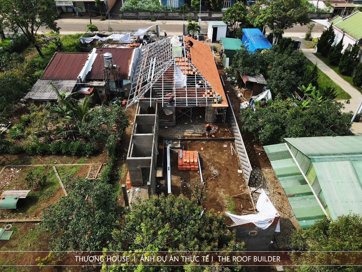 Từng viên ngói được người thợ lắp đặt tỉ mỉ từ dưới lên trên_ The Roof Builder