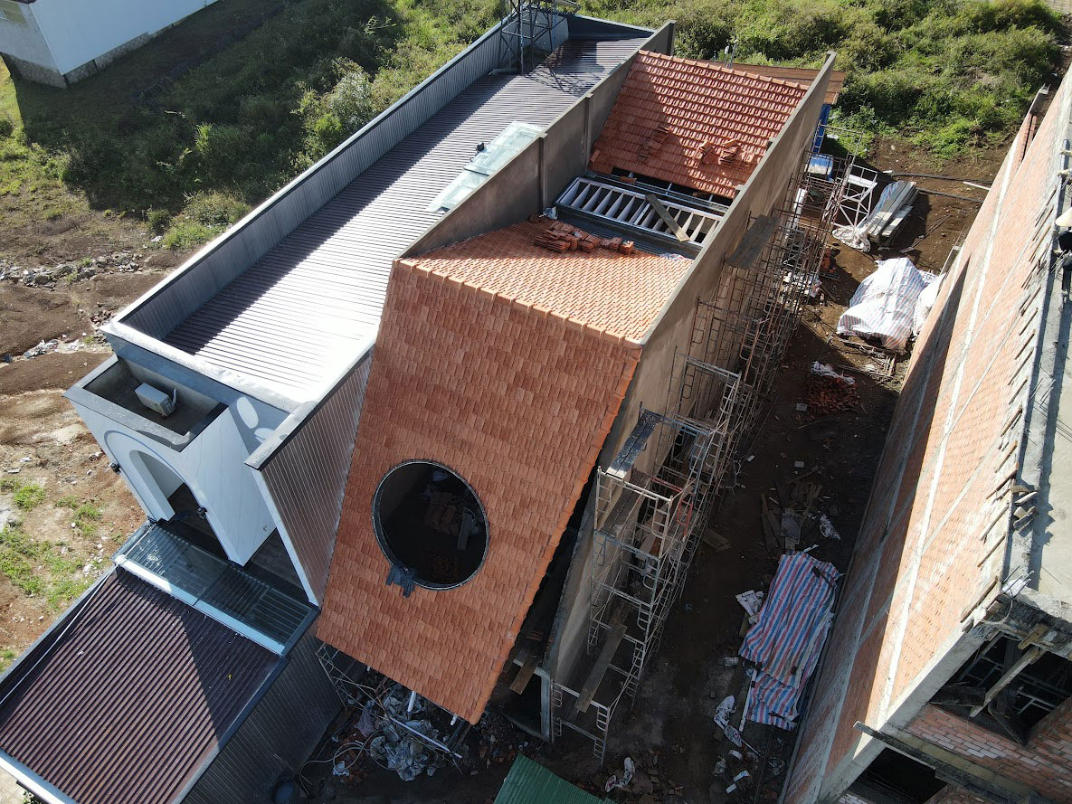Nhà 2 tầng Sử dụng mái ngói, hệ kèo, lớp chống thấm quyết định rất lớn đến chất lượng thực tế của ngôi nhà _The Roof Builder