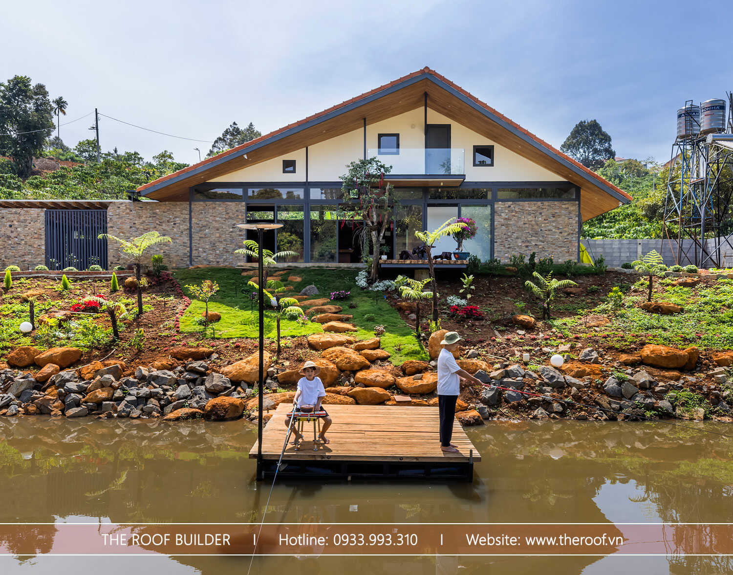 HILL HOUSE _ Nhà đồi nghỉ dưỡng với vườn rau, cây xanh và hồ cá lớn. Dự án xây nhà trọn gói The Roof Builder