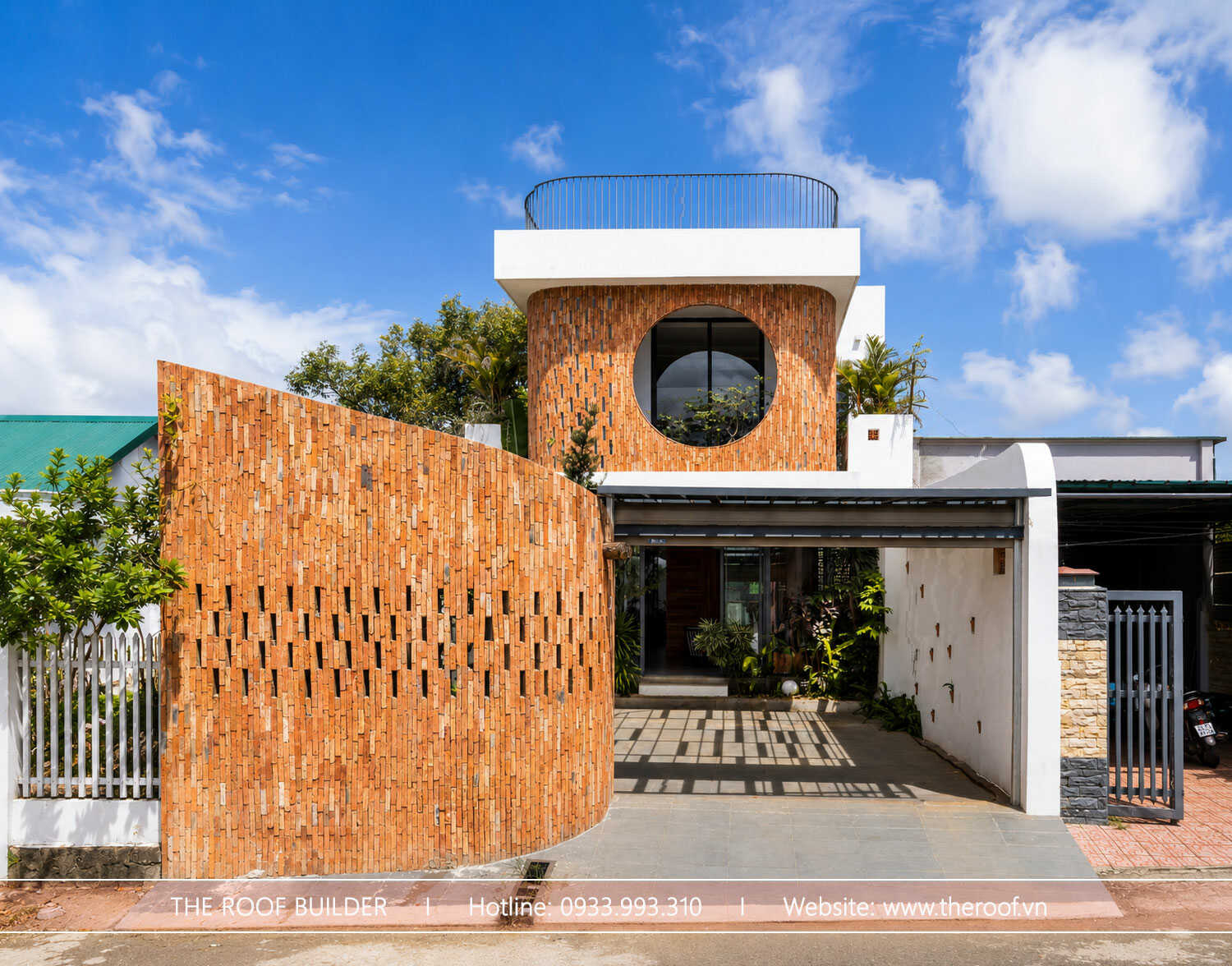 KHANG HOUSE _ Nhà 3 tầng với bức tường gạch thô và khung cửa sổ tròn độc đáo