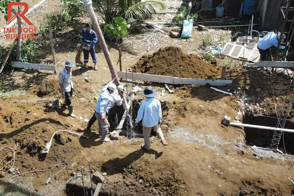 Bước 6: Đổ bê tông móng bằng vòi bơm _Quy trình thi công móng nhà trên nền dốc