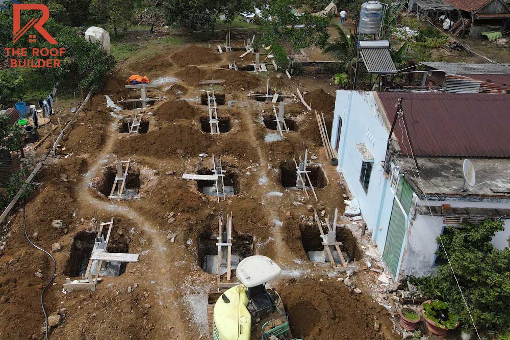 Bước 8: Lắp dựng ván khuôn và hệ chống cố định đổ bê tông cổ cột _Quy trình thi công móng nhà trên nền dốc
