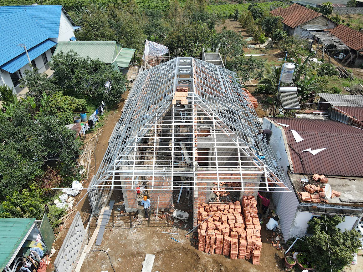 ự chênh lệch lớn nhất. Với nền đất yếu hoặc địa hình dốc, giải pháp móng sẽ phức tạp hơn. Tương tự, mái Nhật hay mái ngói có chi phí cao hơn mái bằng nhưng đổi lại khả năng chống nóng