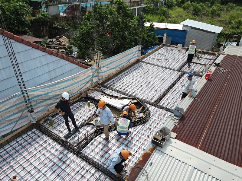 Đằng sau công trình là nhiều người cùng tham gia: kiến trúc sư, kỹ sư, quản lý dự án, đội ngũ thi công và cả những người thợ trực tiếp làm nên từng chi tiết