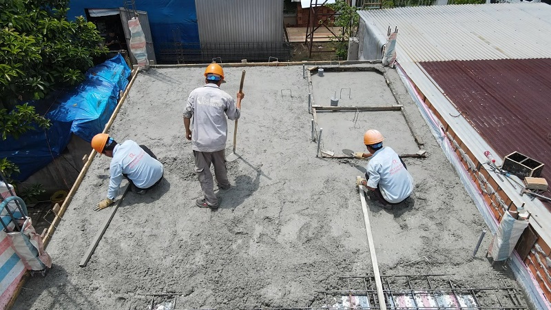 Sử dụng thước cán gỗ/nhôm gạt phẳng mặt bê tông theo đúng mốc cao độ đã định vị trước đó