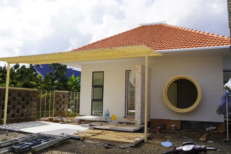 Một ô cửa tròn nhô khỏi mặt tường
