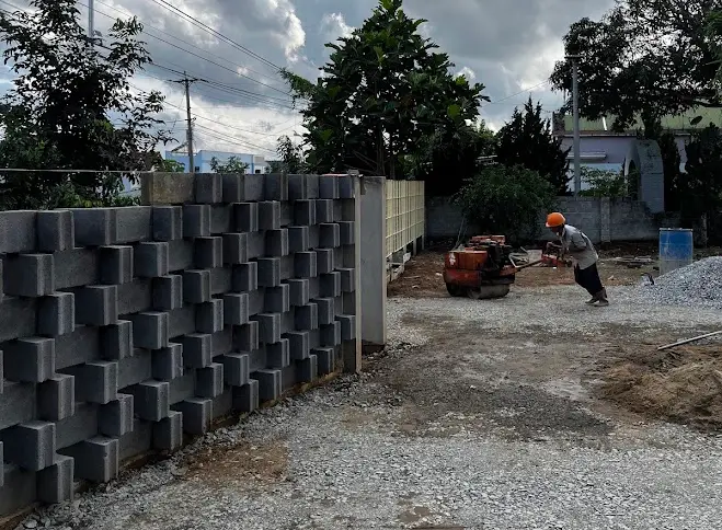 Những khối gạch rỗng mở ra sự kết nối giữa bên trong với ánh sáng, gió và cảnh quan bên ngoài.