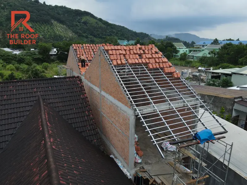 hệ đỡ bên dưới được hoàn thiện để chuẩn bị cho công tác lợp ngói.
