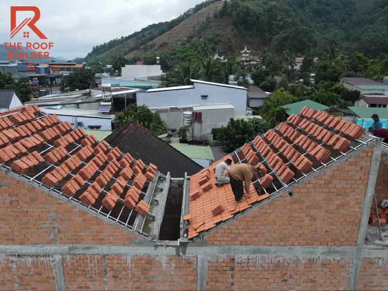 Lợp ngói: không chỉ là đặt ngói lên khung mái
