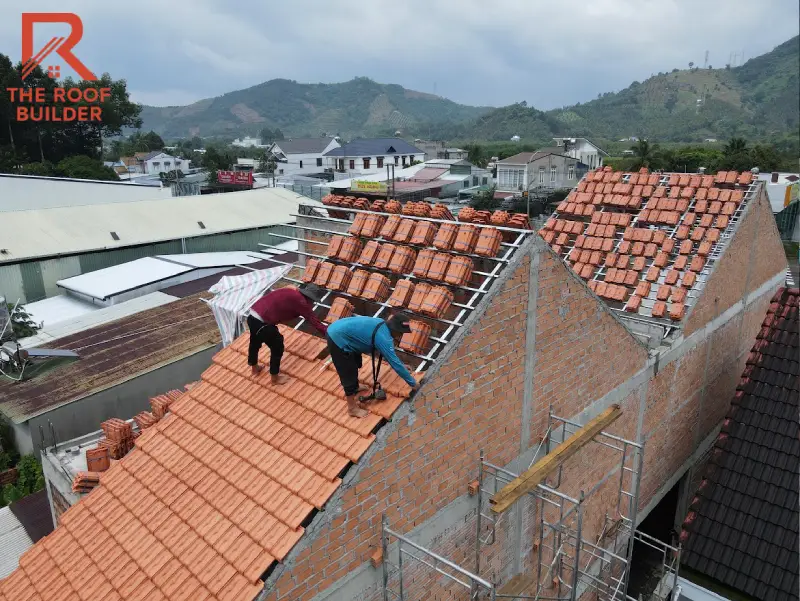 Đối với mái Nhật đôi, các điểm giao giữa hai khối mái càng cần được chú ý