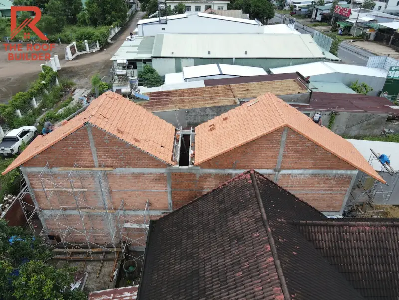 Khi từng khu vực được lợp hoàn thiện, cấu trúc mái Nhật đôi bắt đầu thể hiện rõ hơn trên tổng thể công trình.