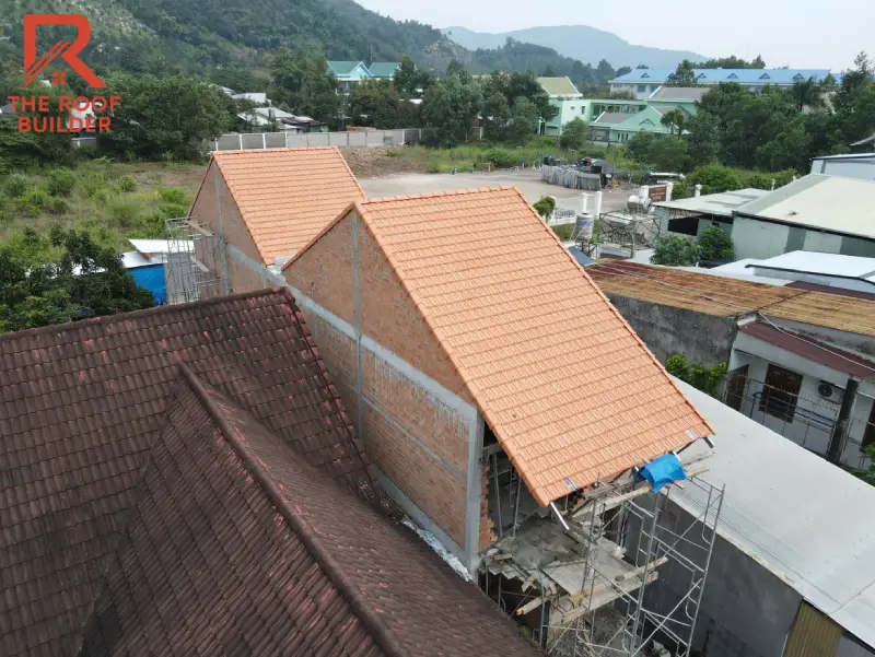 kiểm tra trực quan sự cân bằng giữa phần mái và khối nhà bên dưới.