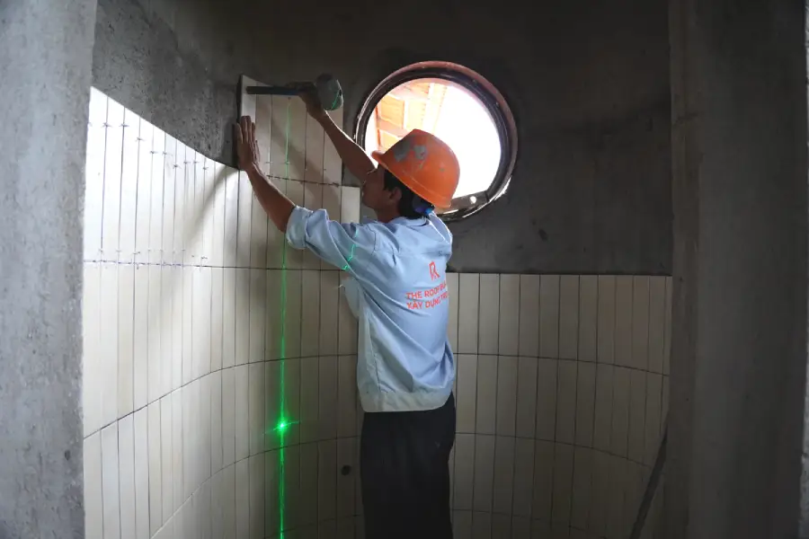 Căn đường chuẩn bằng laser khi ốp gạch tường cong