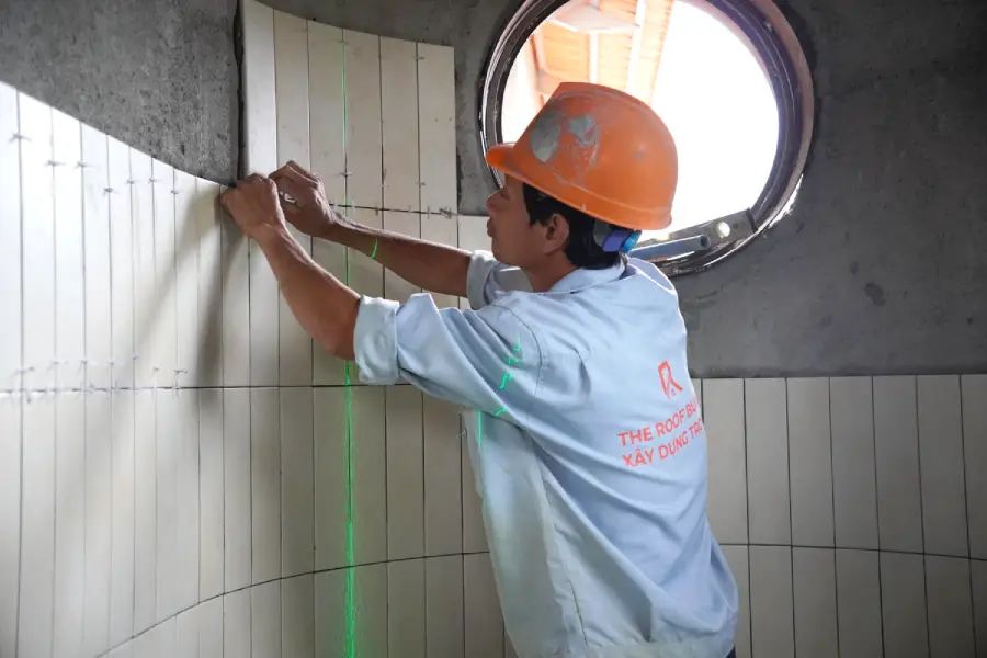 Kiểm soát khoảng cách ron bằng ke khi ốp gạch tường cong trong nhà vệ sinh