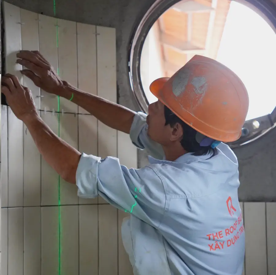 việc giữ khoảng cách ron ổn định cần được thực hiện đồng thời với việc đưa viên gạch theo đúng hình dạng của bề mặt