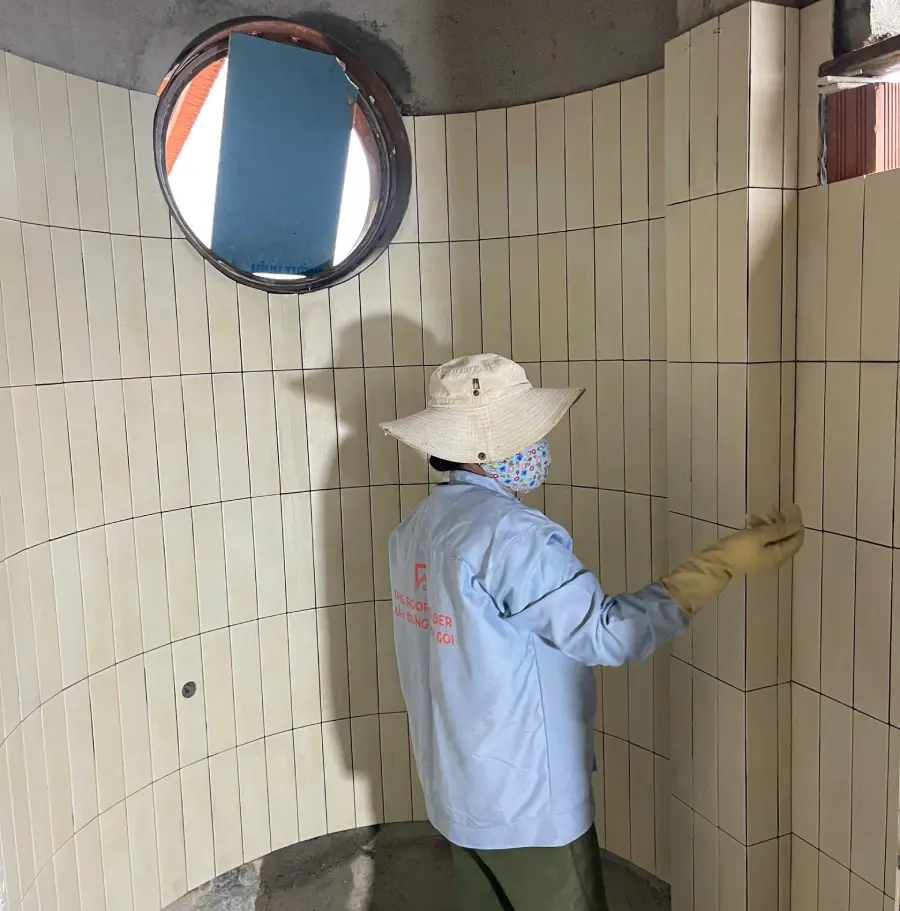 Mảng tường cong trong phòng tắm chỉ là một hạng mục nhỏ của Oanh House