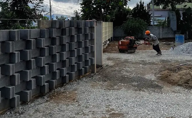 Tường rào gạch xoay lấy gió có tính chất chịu lực kéo và lực gió tạt khác với tường phẳng thông thường