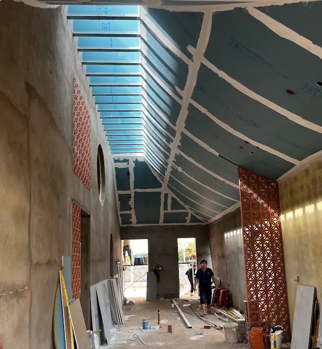 Nếu điểm tiếp giáp bị nứt, đường nứt có thể trở thành một đường rất rõ trên toàn bộ hình khối kiến trúc.