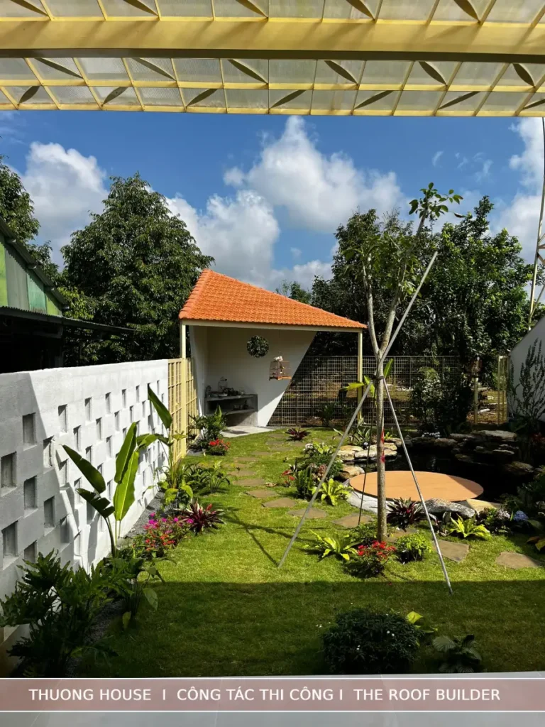 Các không gian sinh hoạt mở về phía khu vườn thay vì đóng kín,