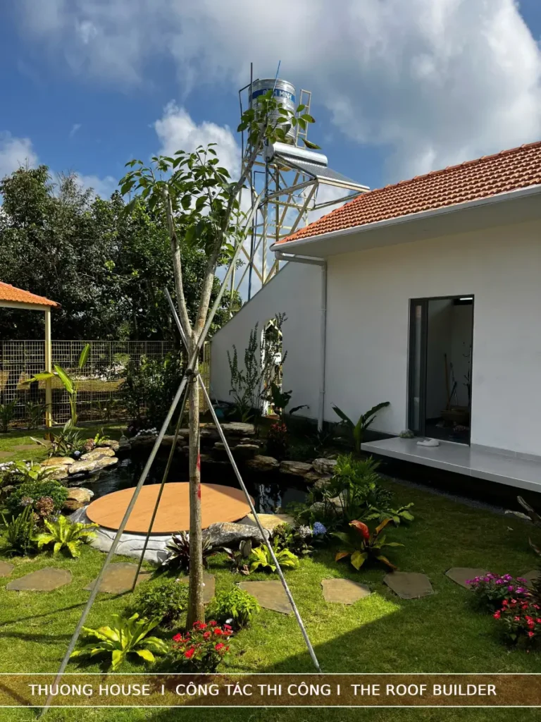 Sán vườn của Thươn House dần được hoàn thiện