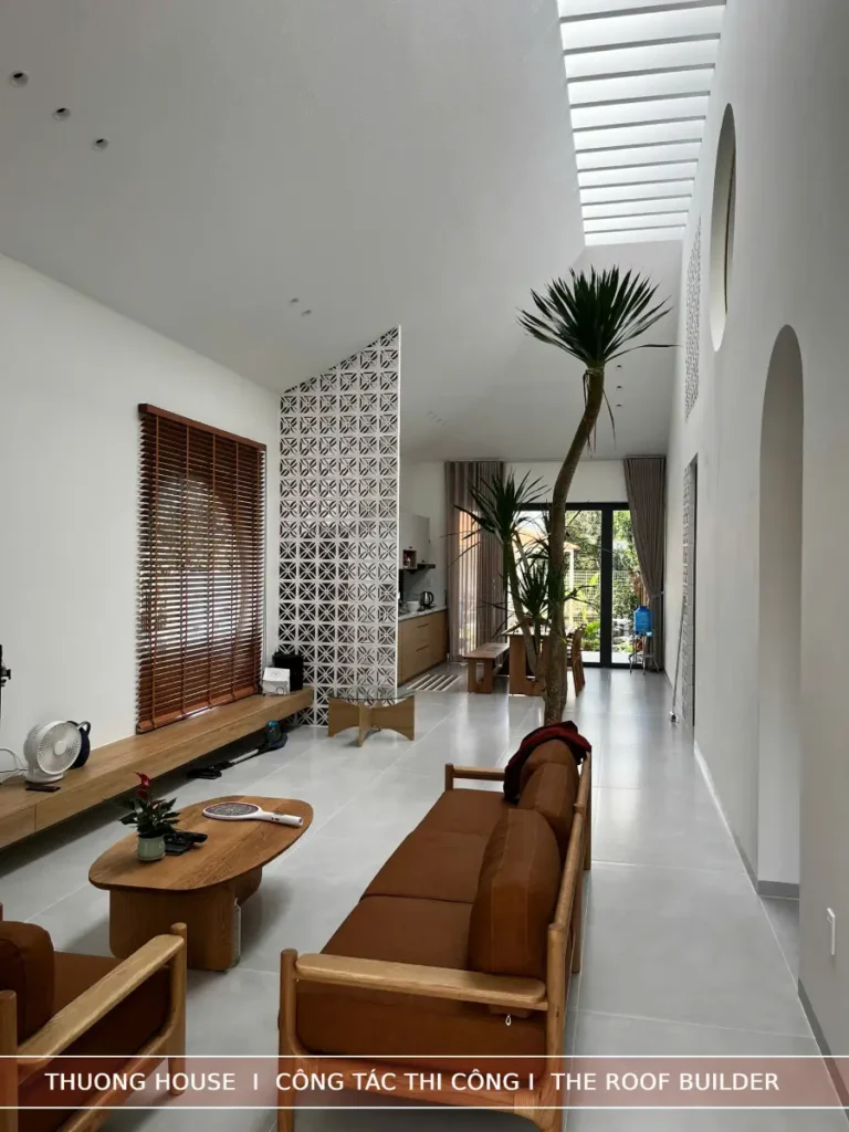 Phòng khách, bếp, nối liền không gian và cây xanh được trồng giữa nhà mang lại cảm giác đặc biệt