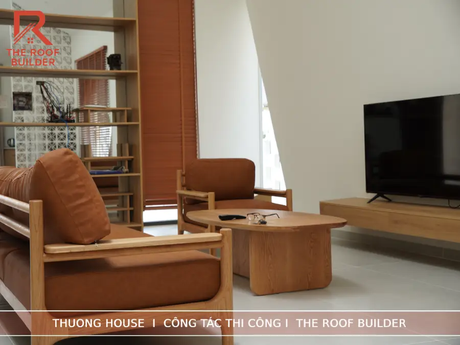 Phần nội thất hiện đã được hoàn thiện cơ bản chất liệu gỗ