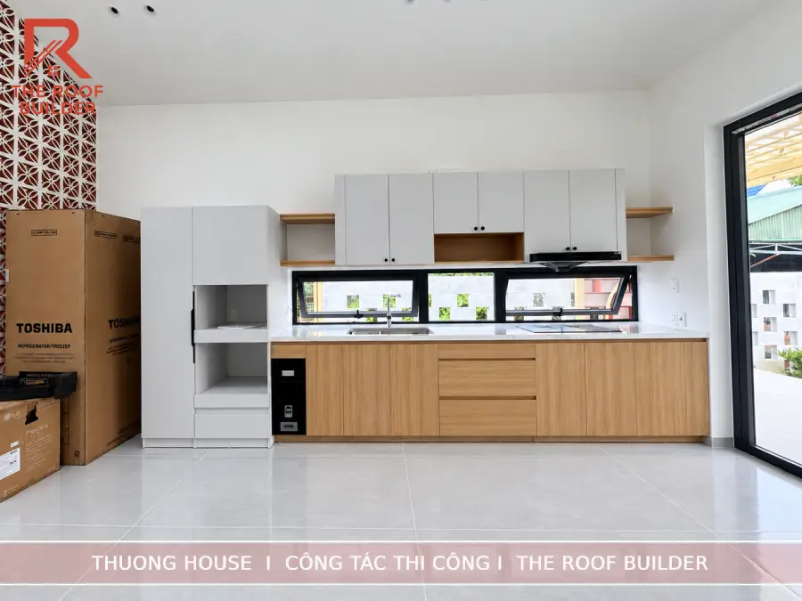 vật liệu gỗ, ánh sáng tự nhiên, màu trắng của tường là những chất liệu tạo nên không gian nội thất của Thương HOuse