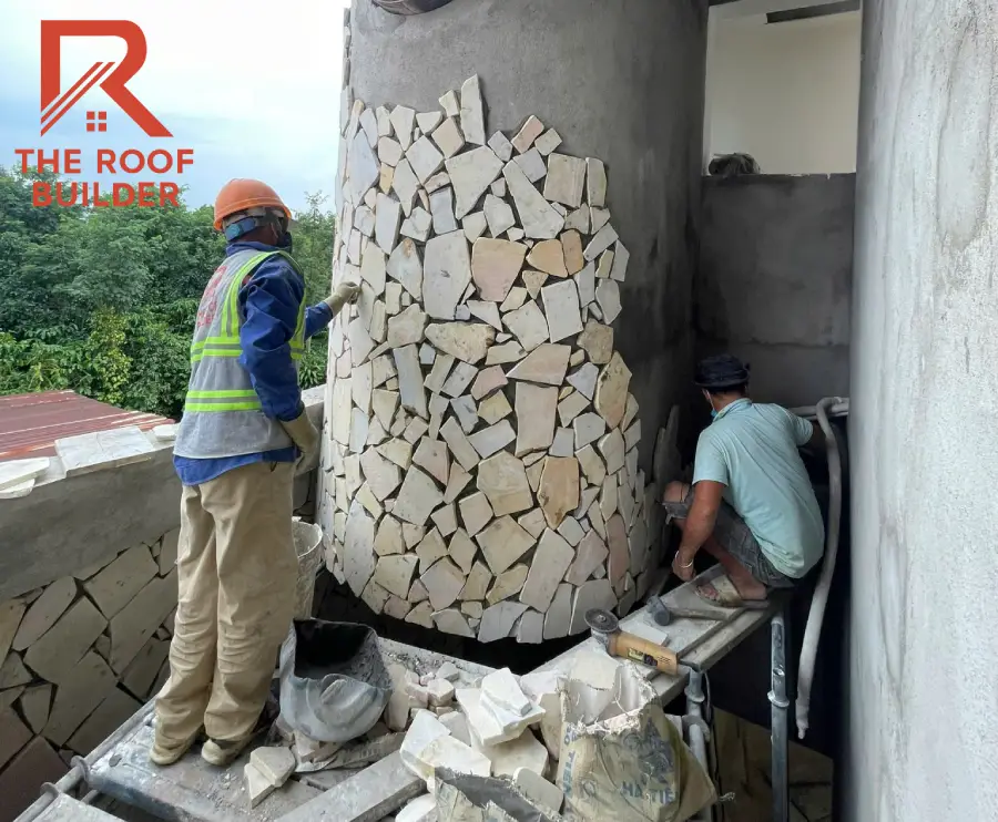 Với bề mặt cong, cách lựa chọn và sắp xếp từng viên đá cần bám theo hình khối kiến trúc.